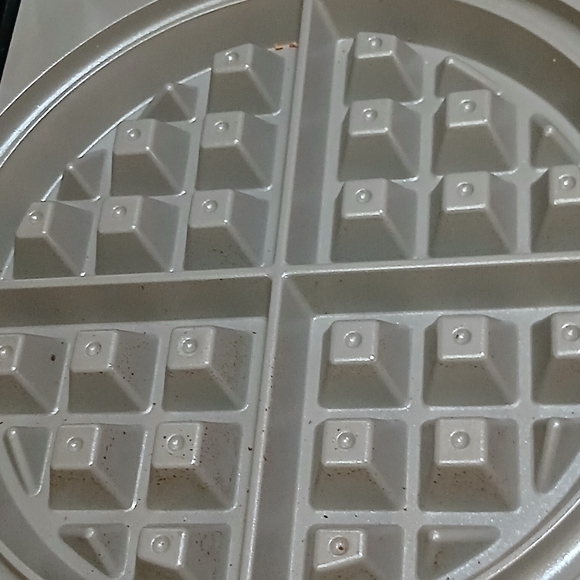 Non-Stick Black Waffle Maker - Picture 3 of 4